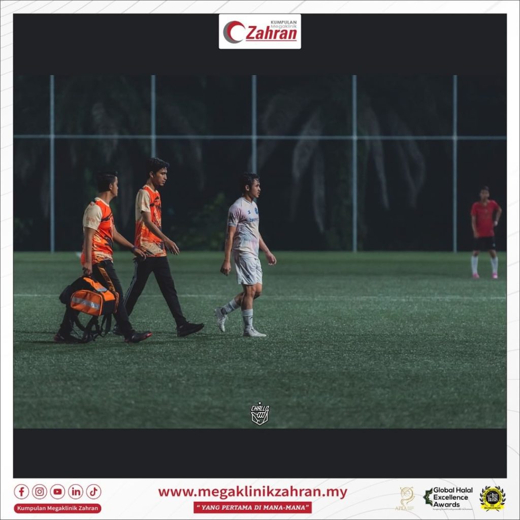 PASUKAN MEDICAL STANDBY ZAHRAN TURUN PADANG BANTU PASUKAN BOLA SEPAK CHALLO